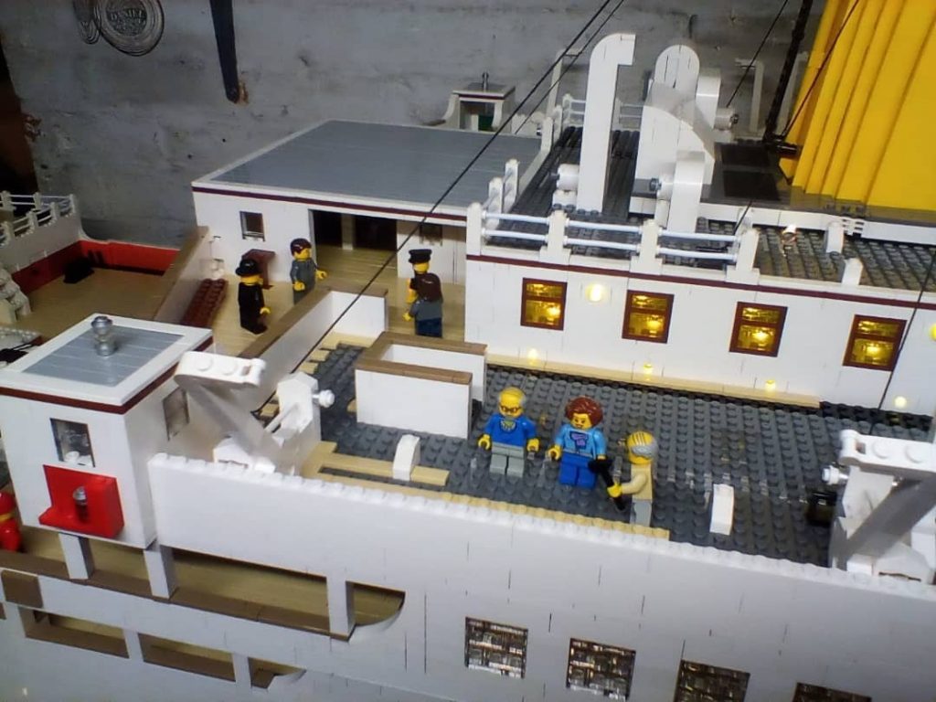 Detalles del kit Titanic de Lego. 