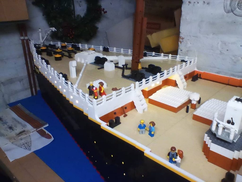 El puente y las áreas recreativas del Titanic están presentes en la réplica a escala de Lego. 