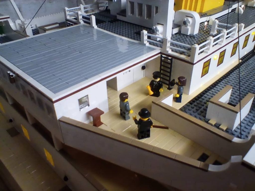 El Titanic de Lego reconstruye detalles del histórico barco hundido en 1912.