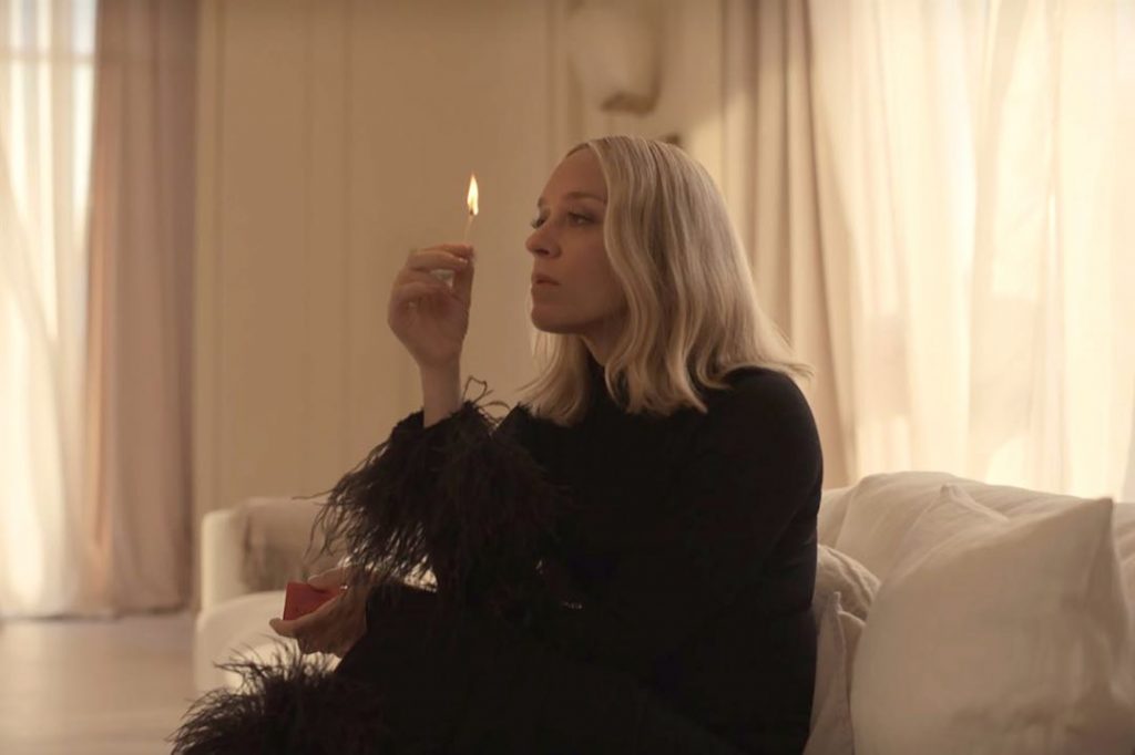 Chloë Sevigny fue musa de la colección Zara Home otoño 2021 y es la protagonista de la campaña. 