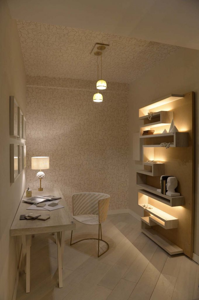 "Mi espacio de Estar/Encuentro" diseñado por la Arq. Diana Reisfeld propone, además de una sala de estar y una cocina, un espacio cálido y acogedor que funciona como home office. Foto: Diego García