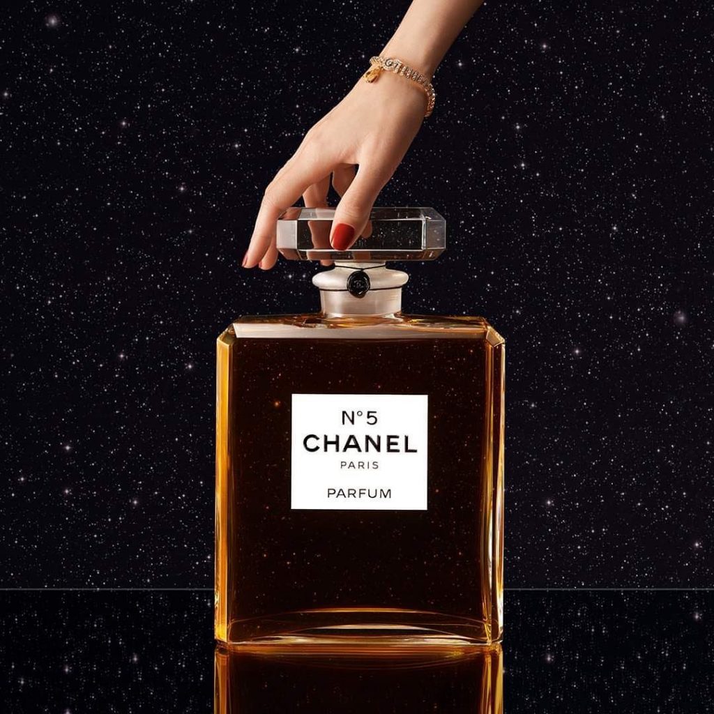 Hace un siglo que el perfume Chanel Nº5  inspira a diseñadores y artistas. 