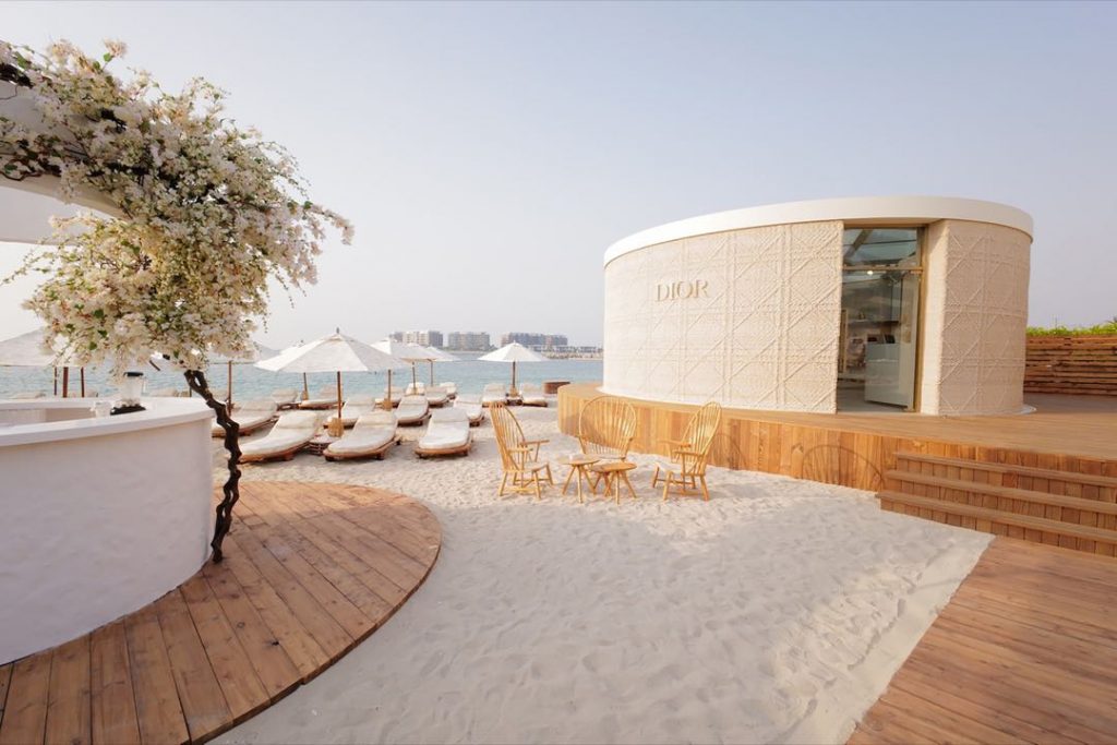 Arcilla, arena y fibras naturales se combinaron a través de la tecnología de impresión 3D para construir la tienda Dior en Dubai. 