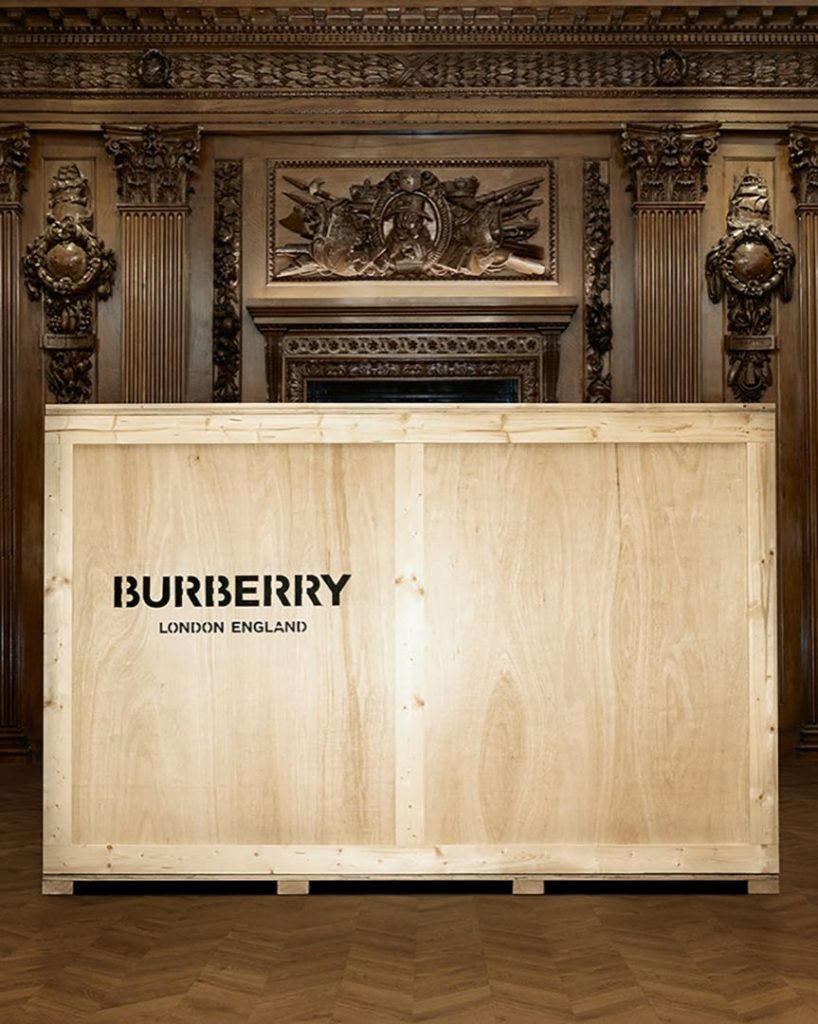 La caja a punto de revelar la motocicleta Concept E-RS Burberry Edition. 