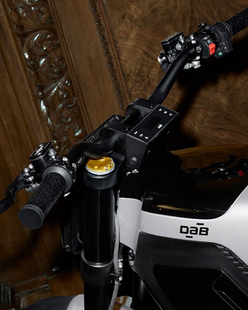 La motocicleta Concept E-RS Burberry Edition, creada en alianza con la compañía francesa DAB Motors. 