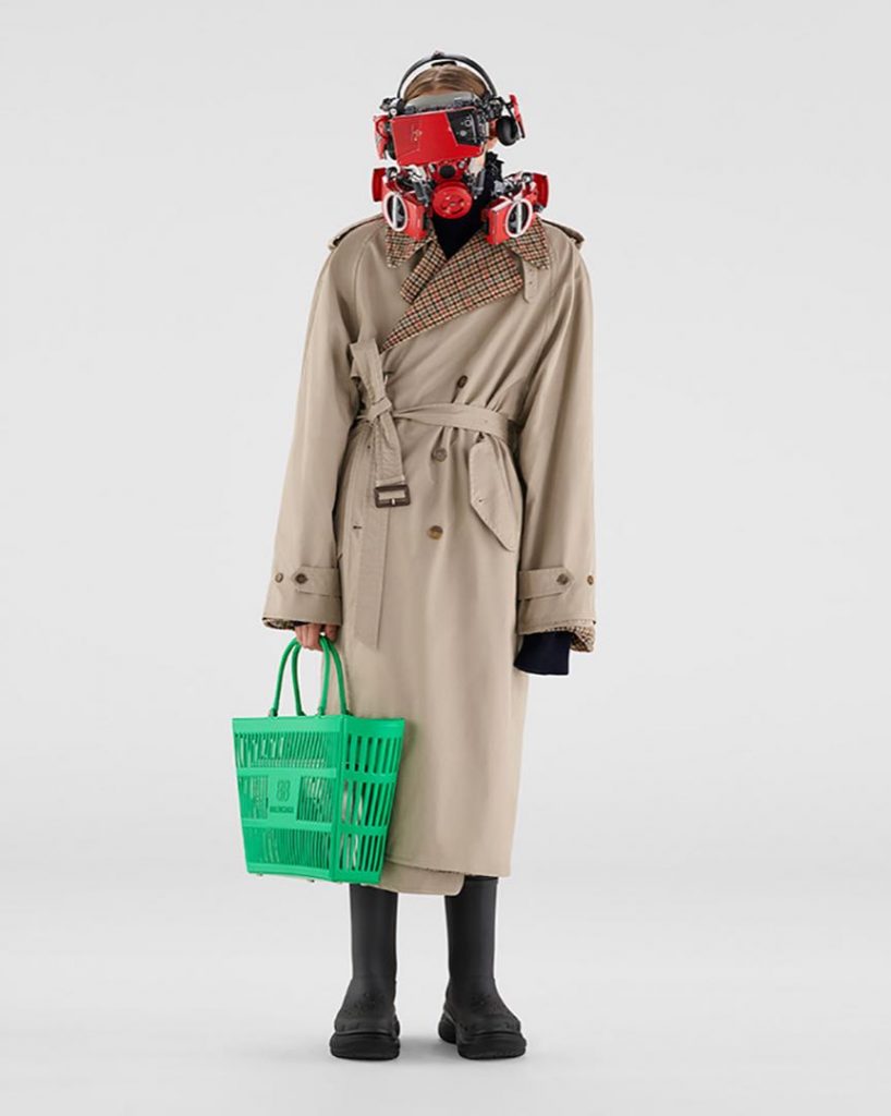Las modelos parecen robots con los máscaras de ciencia ficción de Balenciaga. 