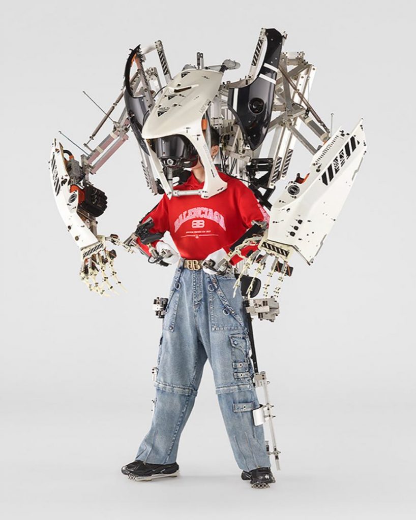 Balenciaga usó un traje de exoesqueleto diseñado por Ikeuchi en colaboración con el fabricante de robots Skeletonics. 