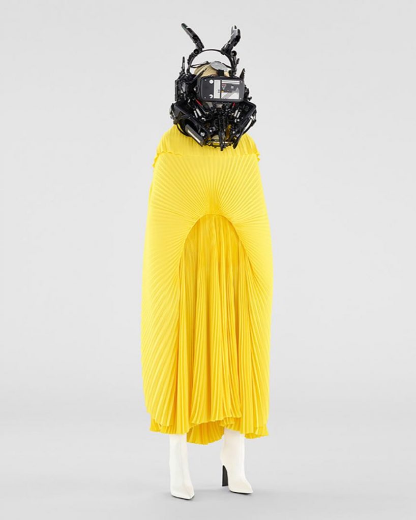 Balenciaga presentó su colección primavera/verano 2022 con modelos con máscaras. 