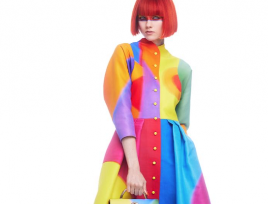 La colección de Moschino a todo color inspirada en el cine y el arte pop