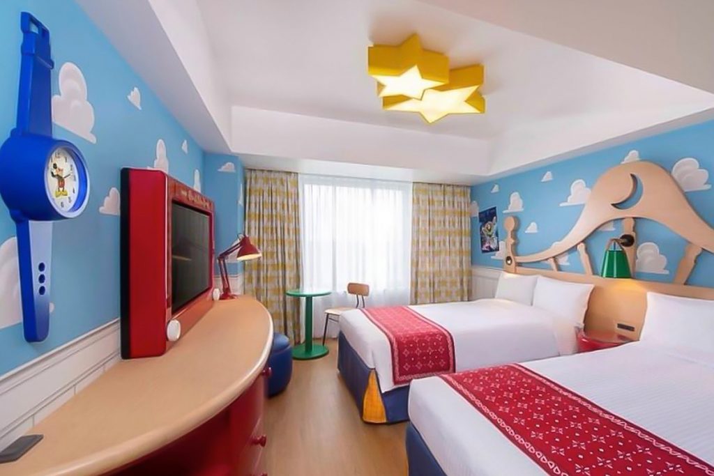 La pared con la estampa de cielo y nubes del cuarto de Andy, un diseño que se repite en las habitaciones del hotel Toy Story en Japón. 