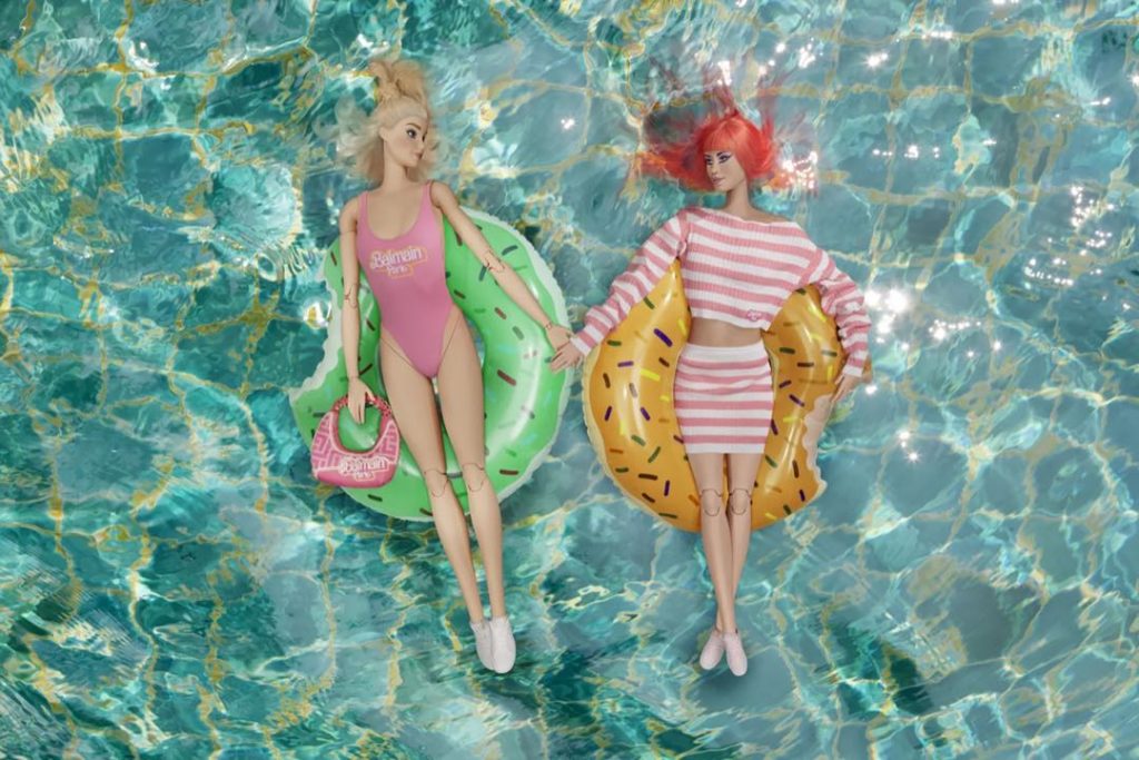 Barbie inspira 50 prendas y accesorios de la cápsula “Barbie x Balmain”.
