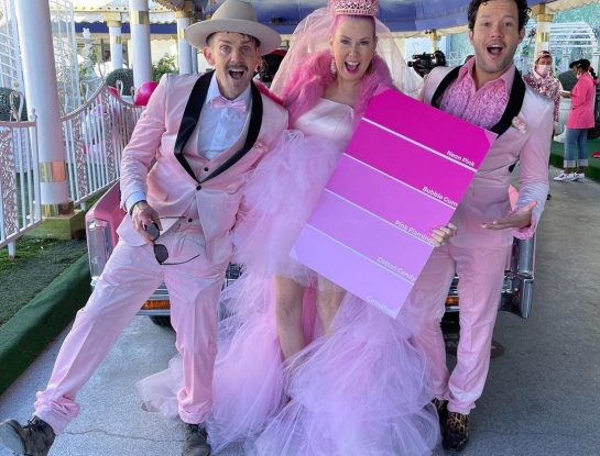 La increíble historia de la influencer que se casó con el color rosa