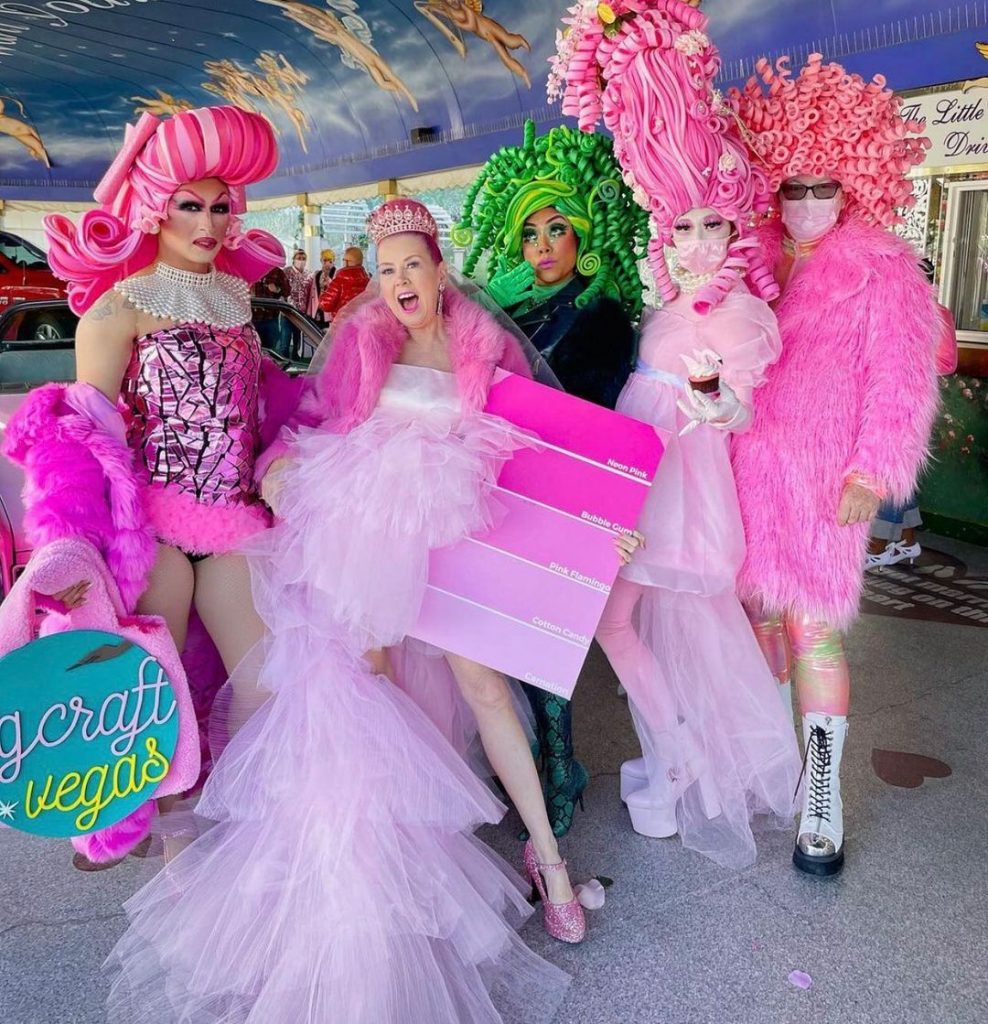 Kitten Sera, las tonalidades del rosa y los invitados a su extravagante boda en Las Vegas. 