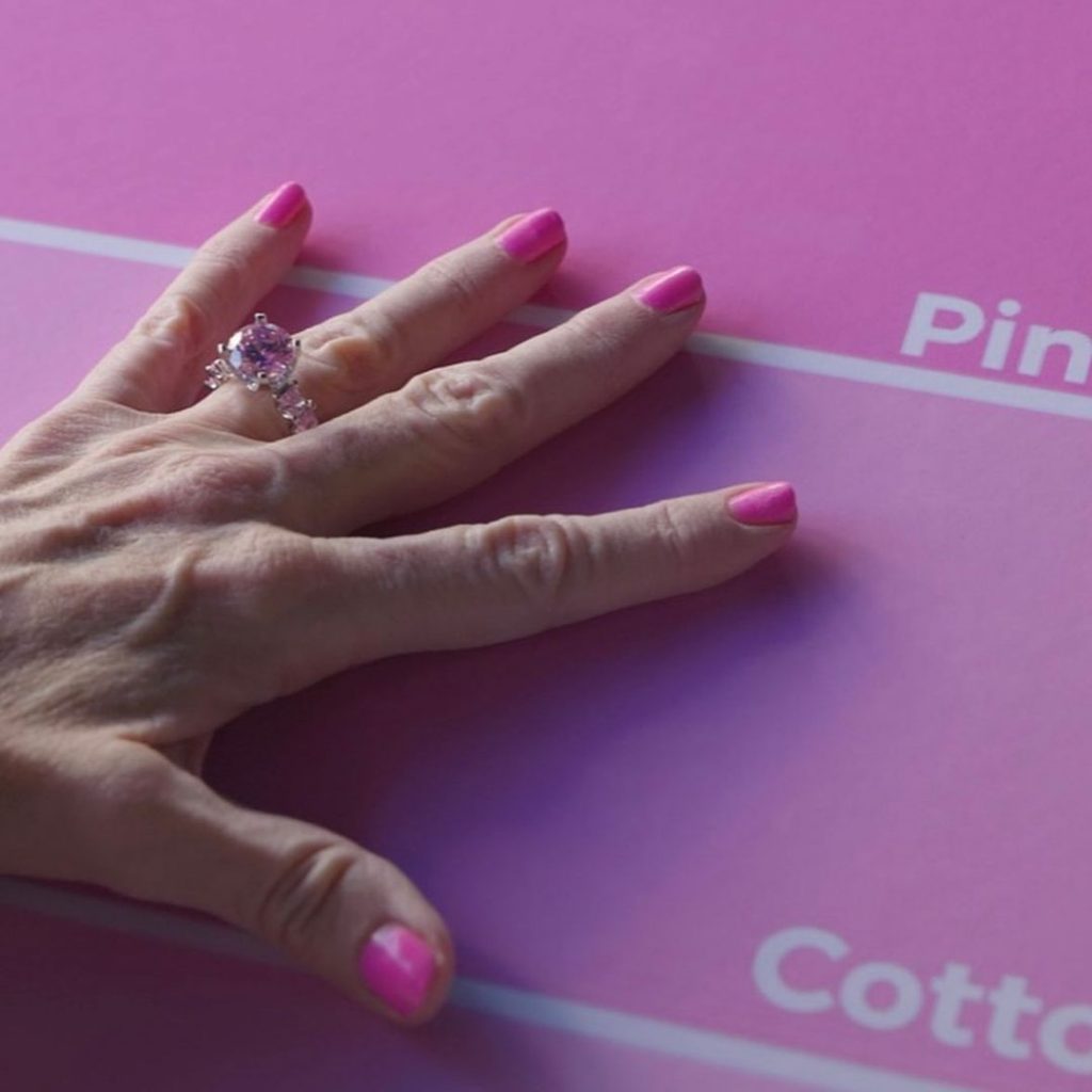 El anillo de bodas rosa de la influencer, convertida en la primera persona en casarse con un color. 