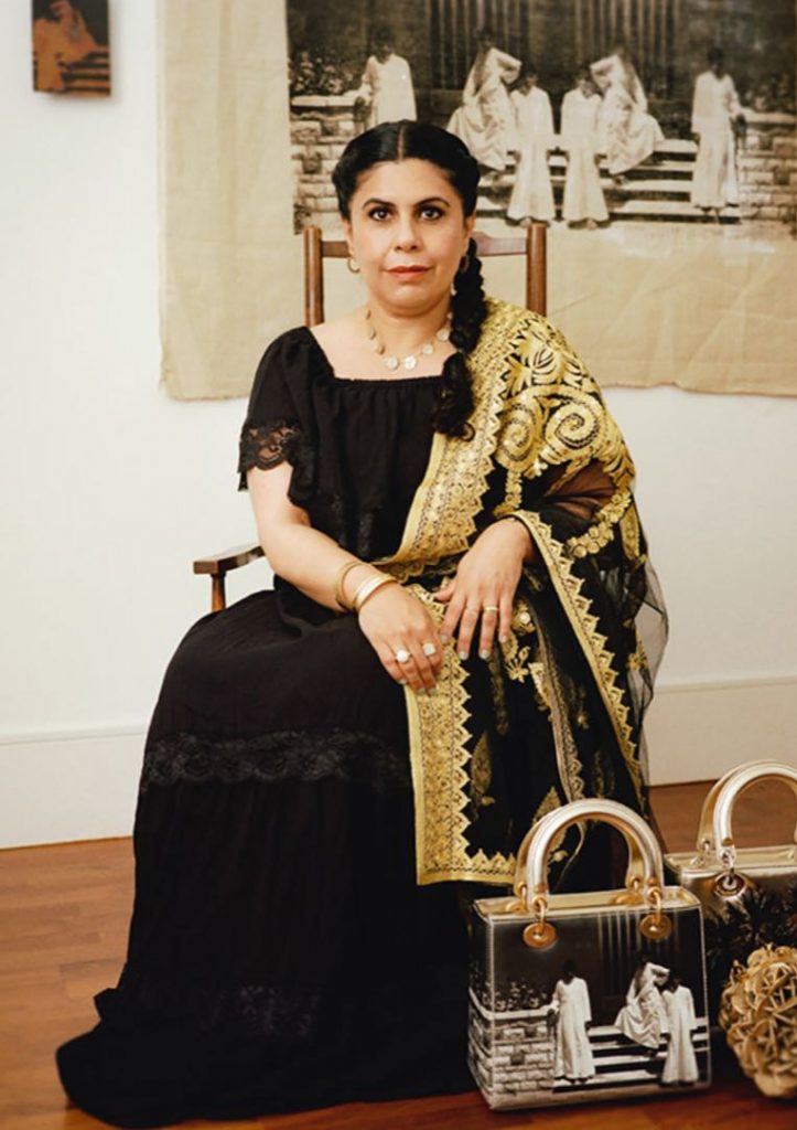 Manal Aldowayan, la primera artista árabe en formar parte del proyecto de reinvención de la cartera Lady Dior. 