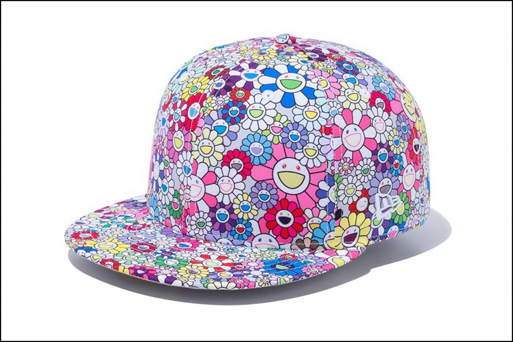 Las flores de Murakami sobre gorras deportivas. 