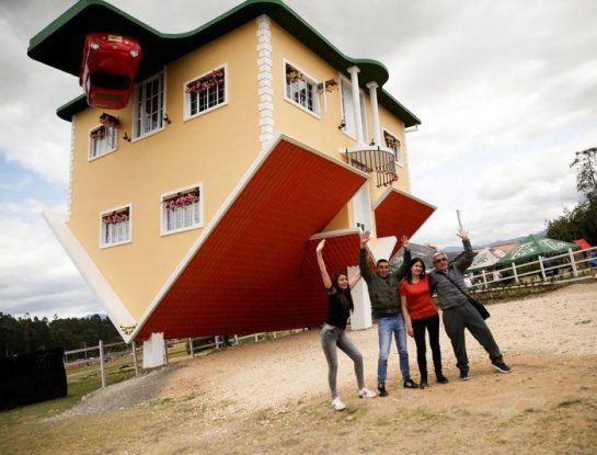 Las casas al revés atraen a turistas en todo el mundo