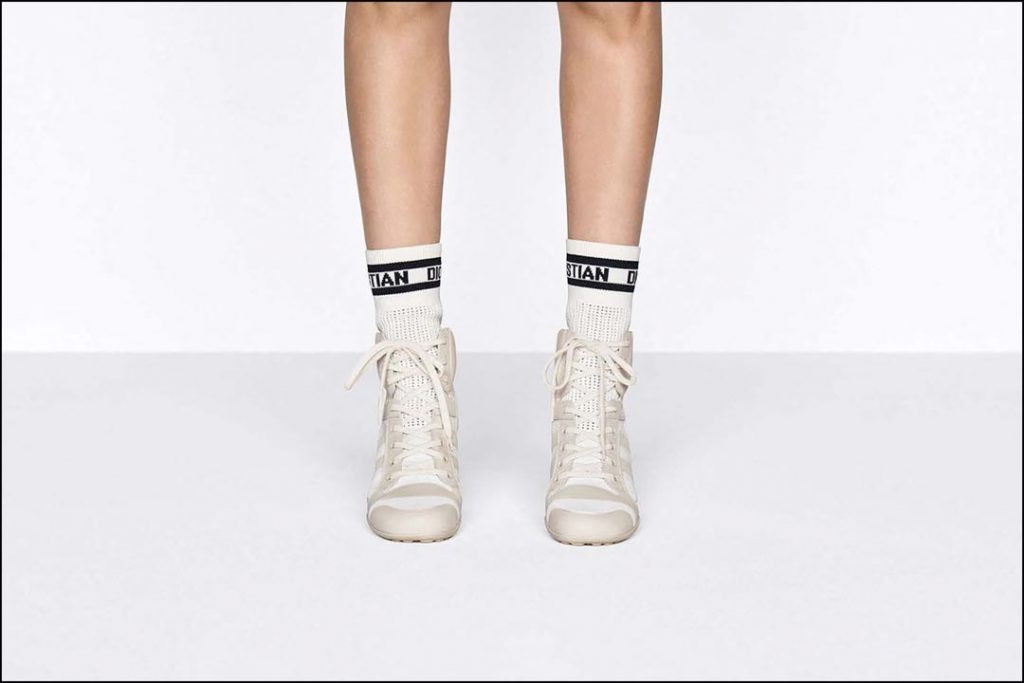 Las nuevas botas de Dior se presentaron oficialmente en el sitio oficial de la firma.