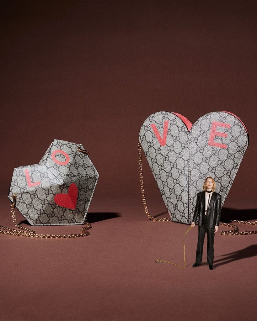 Gucci presentó una línea dedicada al Día de los Enamorados con "Love Story" incluida. 