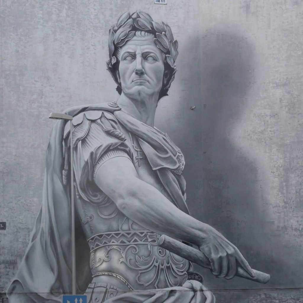 El retrato de Julio César sobre la muralla romana en Lugo. 
