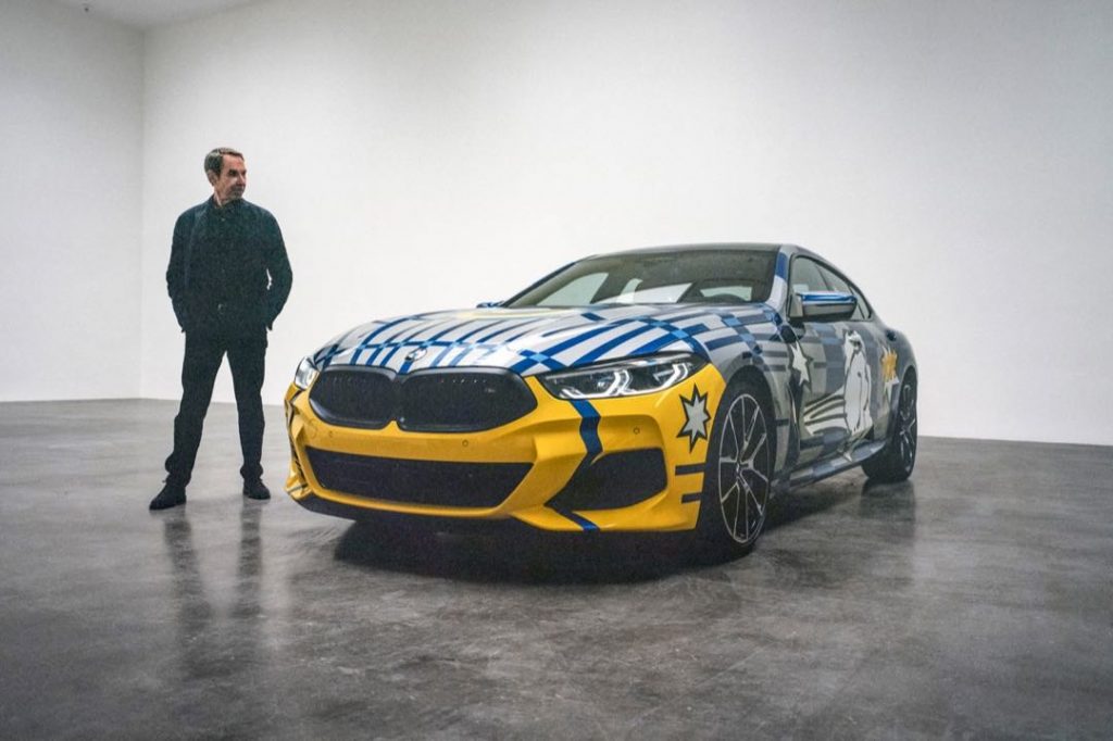 Jeff Koons con su flamante obra: BMW 8 X Jeff Koons.