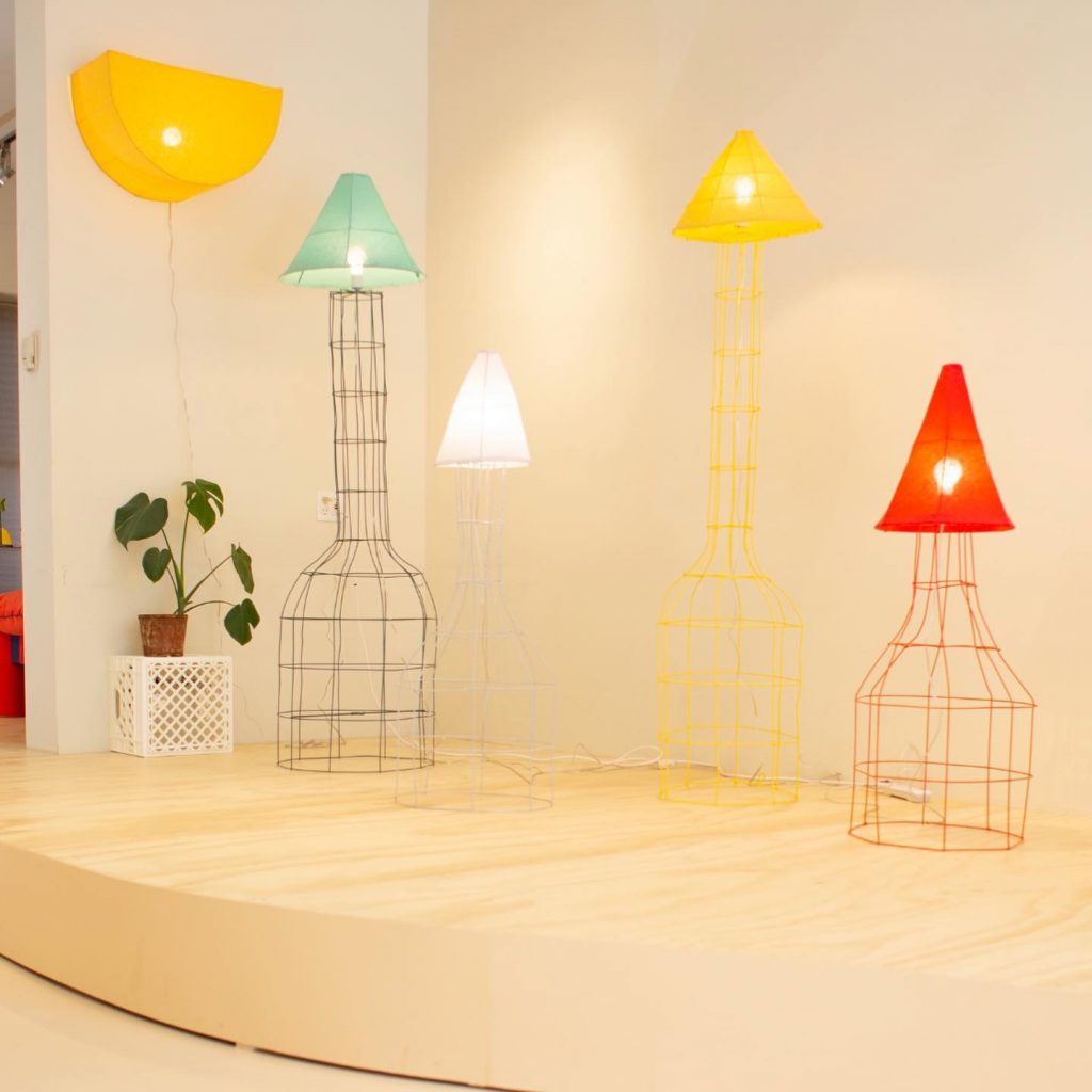 Elise McMahon diseña lámparas a partir de materiales reciclados. 