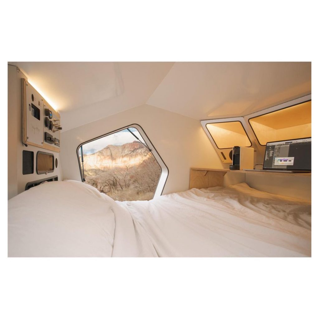 El diseño interior del remolque Polydrops está inspirado en una cabina espacial. 