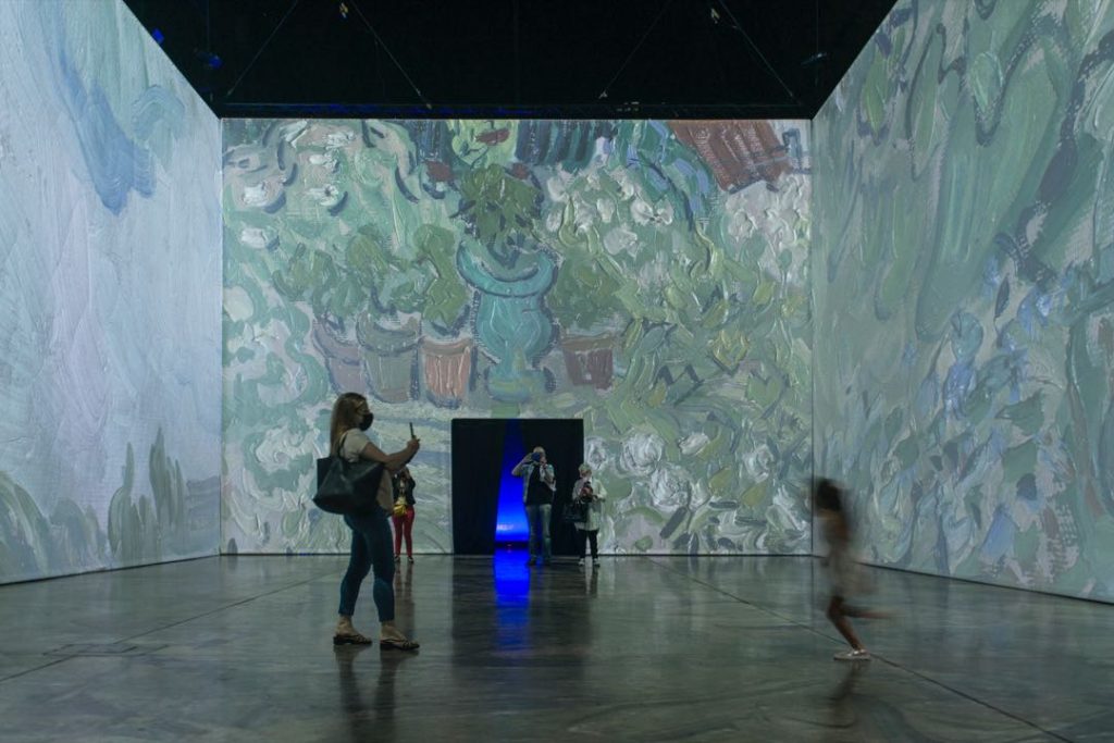 "Imagine Van Gogh" exhibe más de 200 obras. 