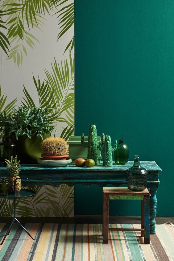 El verde, pintado y en mura, pura "fuerza natural" para el interior de las casas. 
