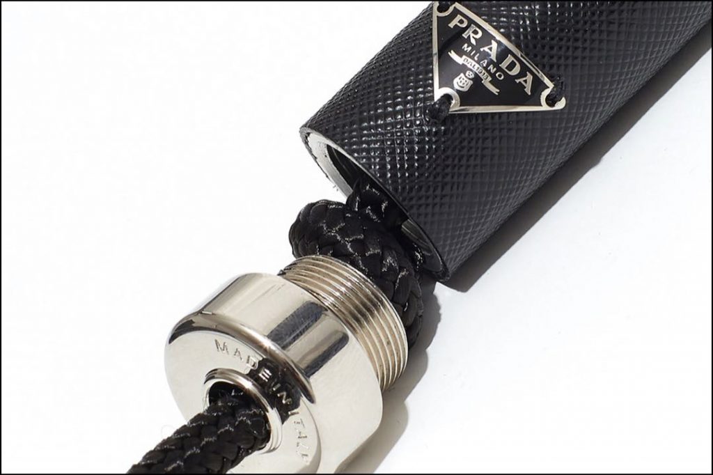 La cuerda para saltar de Prada tiene un cordón de nailon de 3 metros, alojado en una elegante bolsa de almacenamiento. 