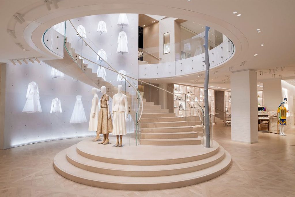 La casa Dior en París reabrió tras dos años y medios de permanecer cerrada.