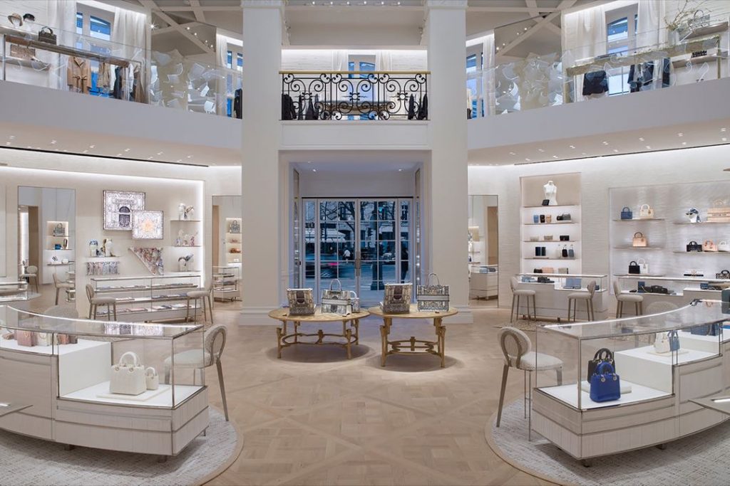 Es una de las más contundentes renovaciones del histórico local de Dior en la capital francesa. 