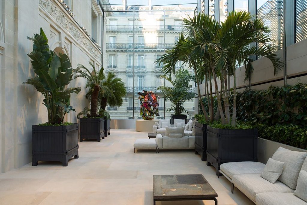 Los jardines de la maison Dior fueron creados por el paisajista Peter Wirtz en colaboración con el arquitecto Peter Marino. 