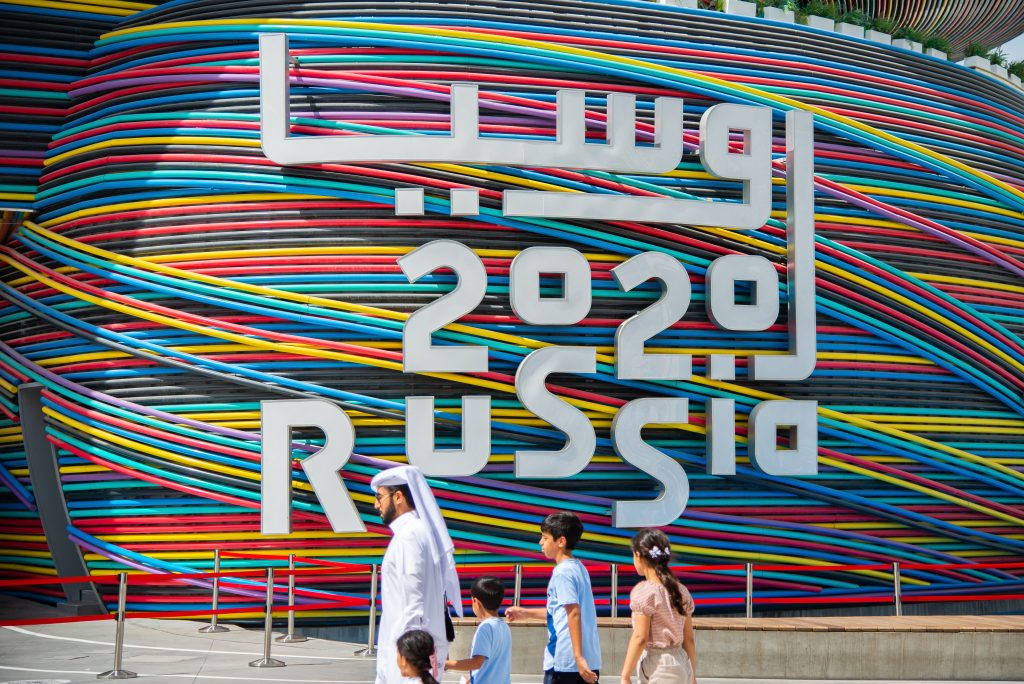 Una semiesfera multicolor, el espacio de Rusia en Dubái que permanece abierto al público pero sin eventos especiales. 
