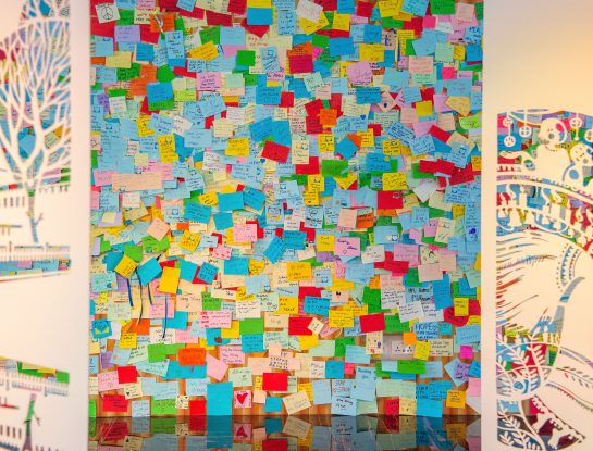 El arte espontáneo levanta la voz en Expo Dubái 2022 contra la guerra entre Rusia y Ucrania