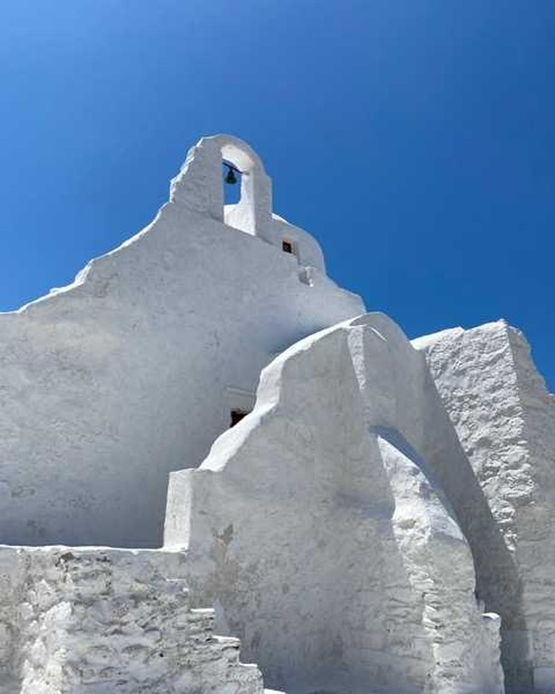 El entorno natural de la icónica isla griega también inspiró el diseño de la joyería. 