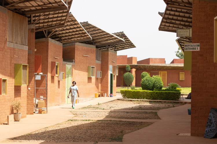 El centro de salud Clínica Léo, en Burkina Faso, una obra de 2014 de Keré.  