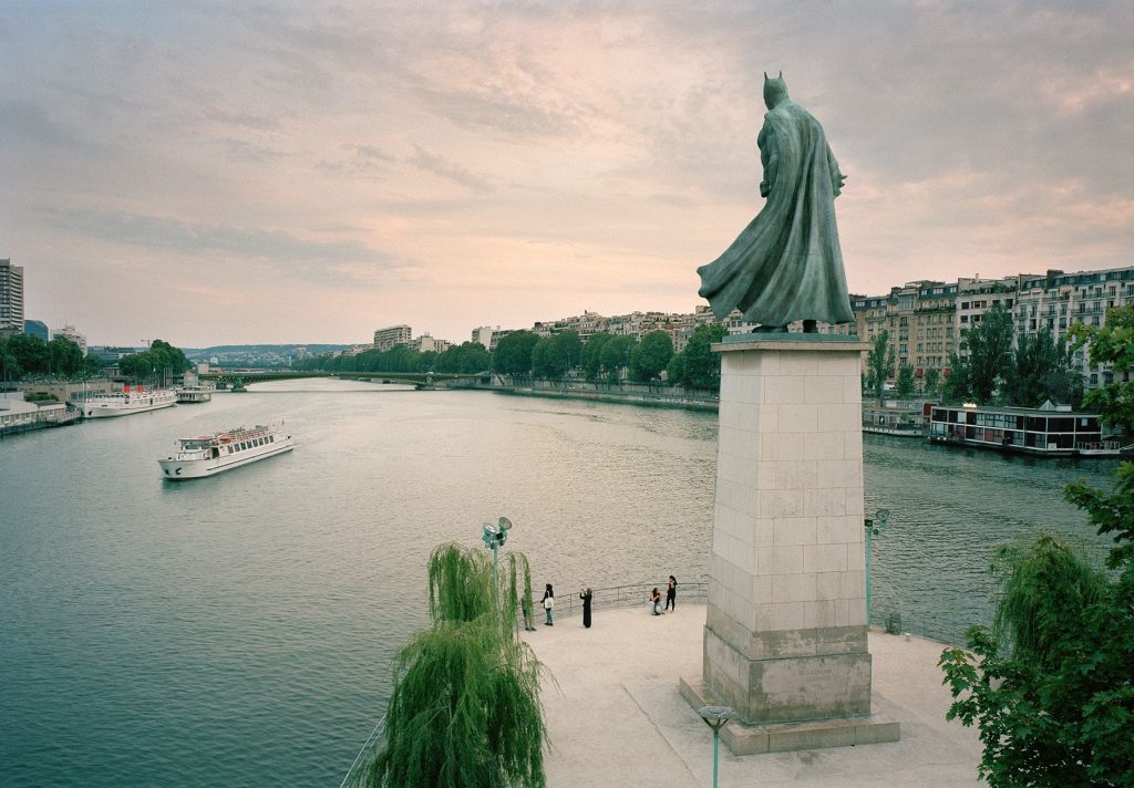 Batman sobre el río Sena de París, la imagen estrella de la serie "Monumentos" de Benoit Lapray. 