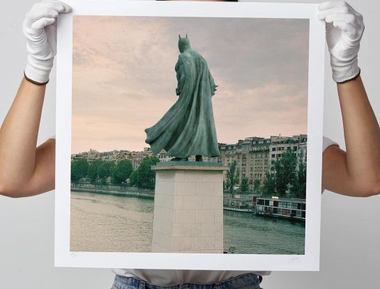 París se rinde a los pies de una escultura de Batman (y de Pikachu también)