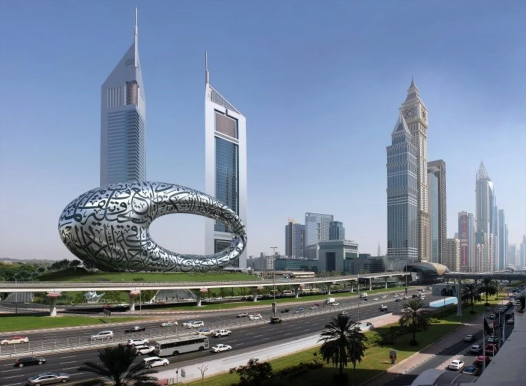 El Museo de Futuro de Dubái reina entre los rascacielos del centro de la ciudad.