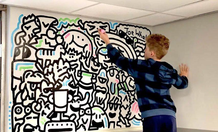 El estilo de Joe Whale “The Doodle Boy” exhibe influencias de Keith Haring. 