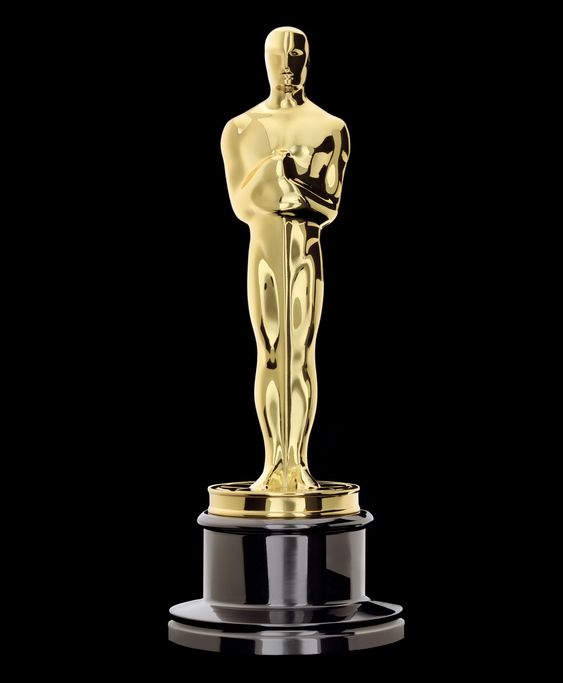 El Oscar mide 34.5 centímetros de alto y pesa 3.8 kilogramos.
