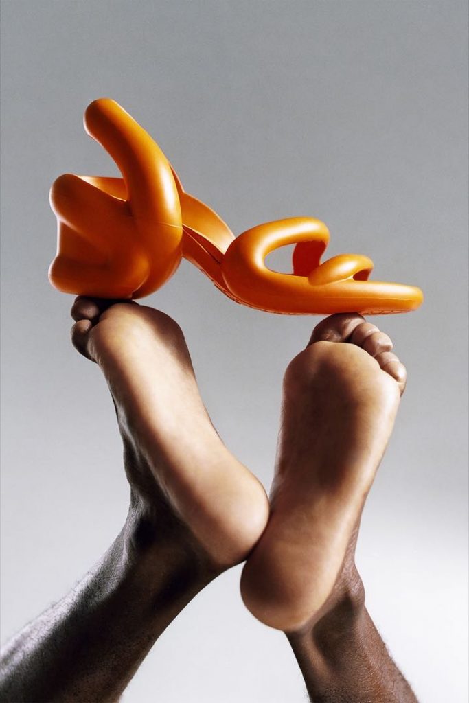 El pie es protagonista de la campaña de Camper para su sandalia sin género Kobarah. 