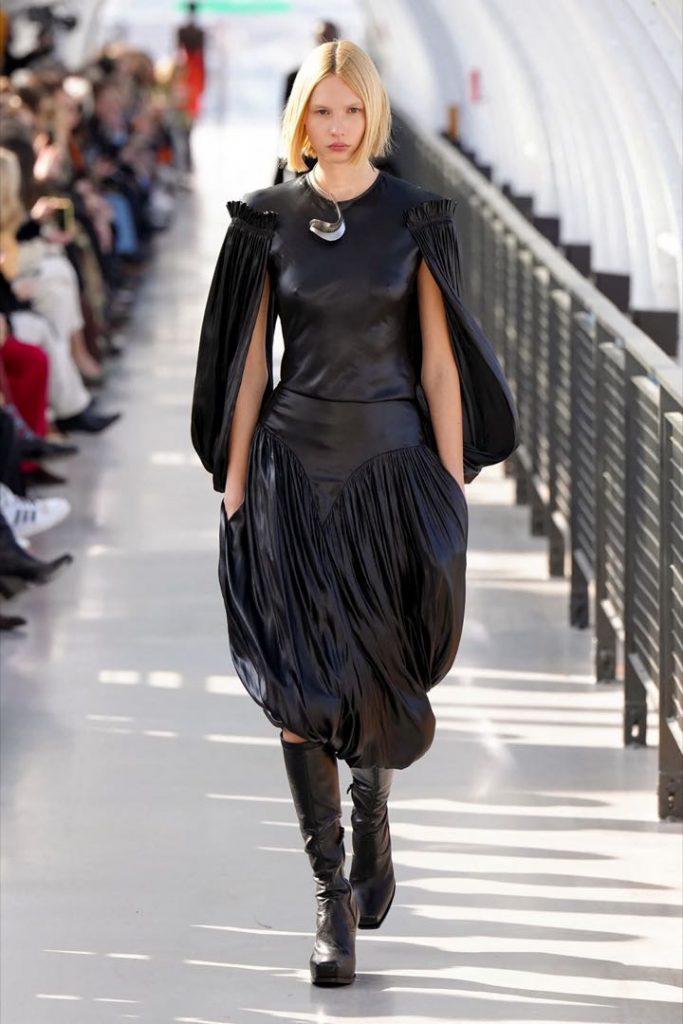 Stella McCartney en Paris Fashion Week 2022, con una colección inspirada en el artista Frank Stella. 
