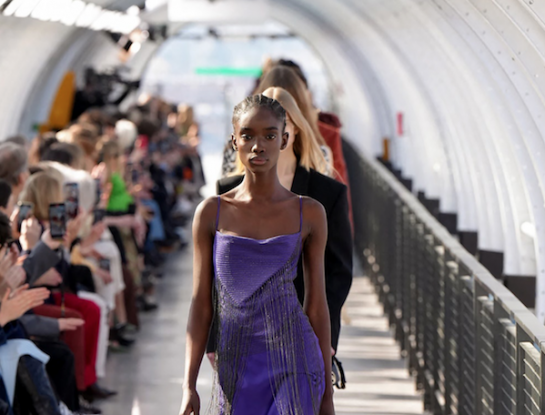 Los 15 mejores looks del desfile de Stella McCartney en París: arte y moda ecológica con ¡cuero de uva!