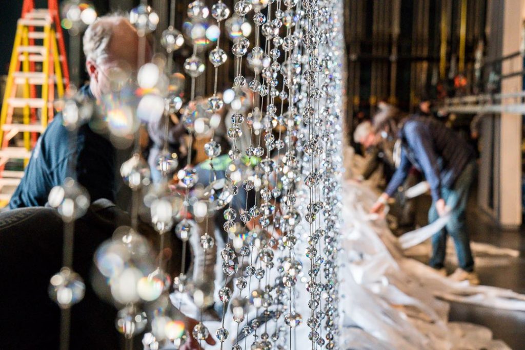 Más de 90.000 cristales de Swarovski creados por cientos de artesanos en la noche de los Oscars. 