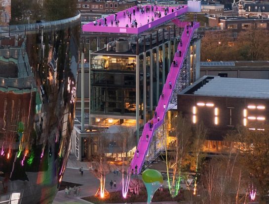 El diseño trepa a los techos de Rotterdam con una fascinante terraza color rosa