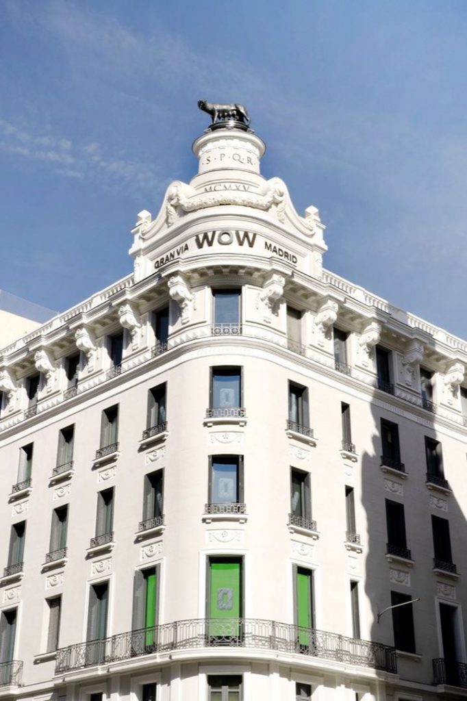 WOW store le cambió la cara al histórico edificio del Hotel Roma de Madrid. 