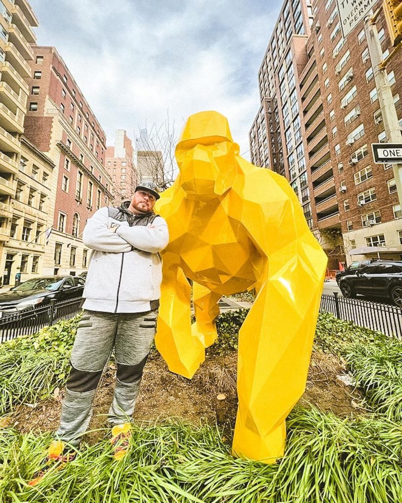 Idriss B. con una de sus esculturas en Nueva York. 