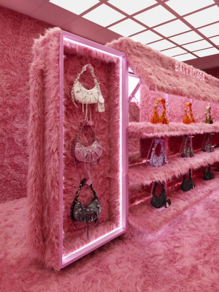 La pop-up-store de Balenciaga en Londres, en piel rosa. 